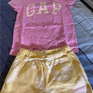 GAP Pink Daisy Logo Tee & Yellow Daisy Print Shorts Pajama Set